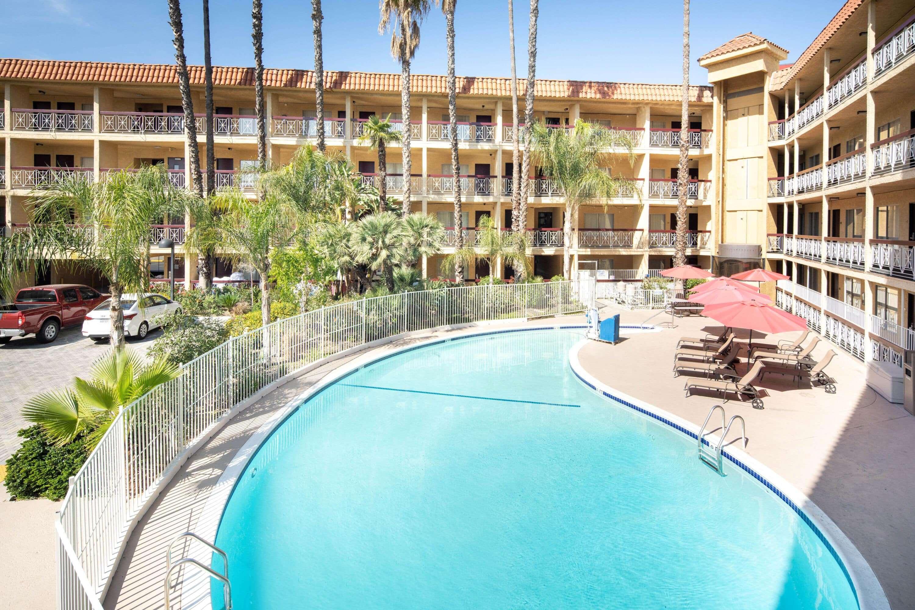 Ramada By Wyndham Burbank Airport Hotel Buitenkant foto