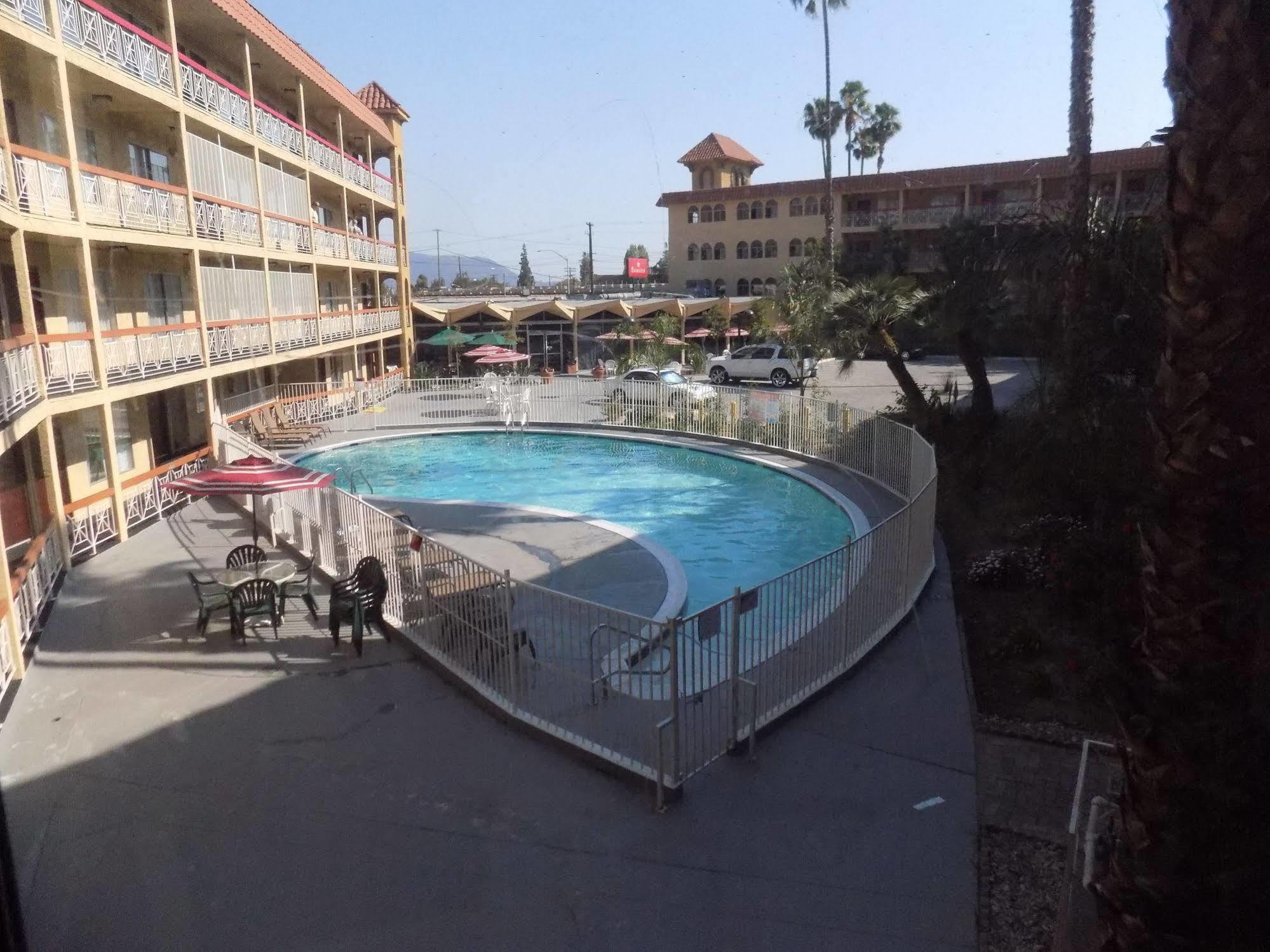 Ramada By Wyndham Burbank Airport Hotel Buitenkant foto